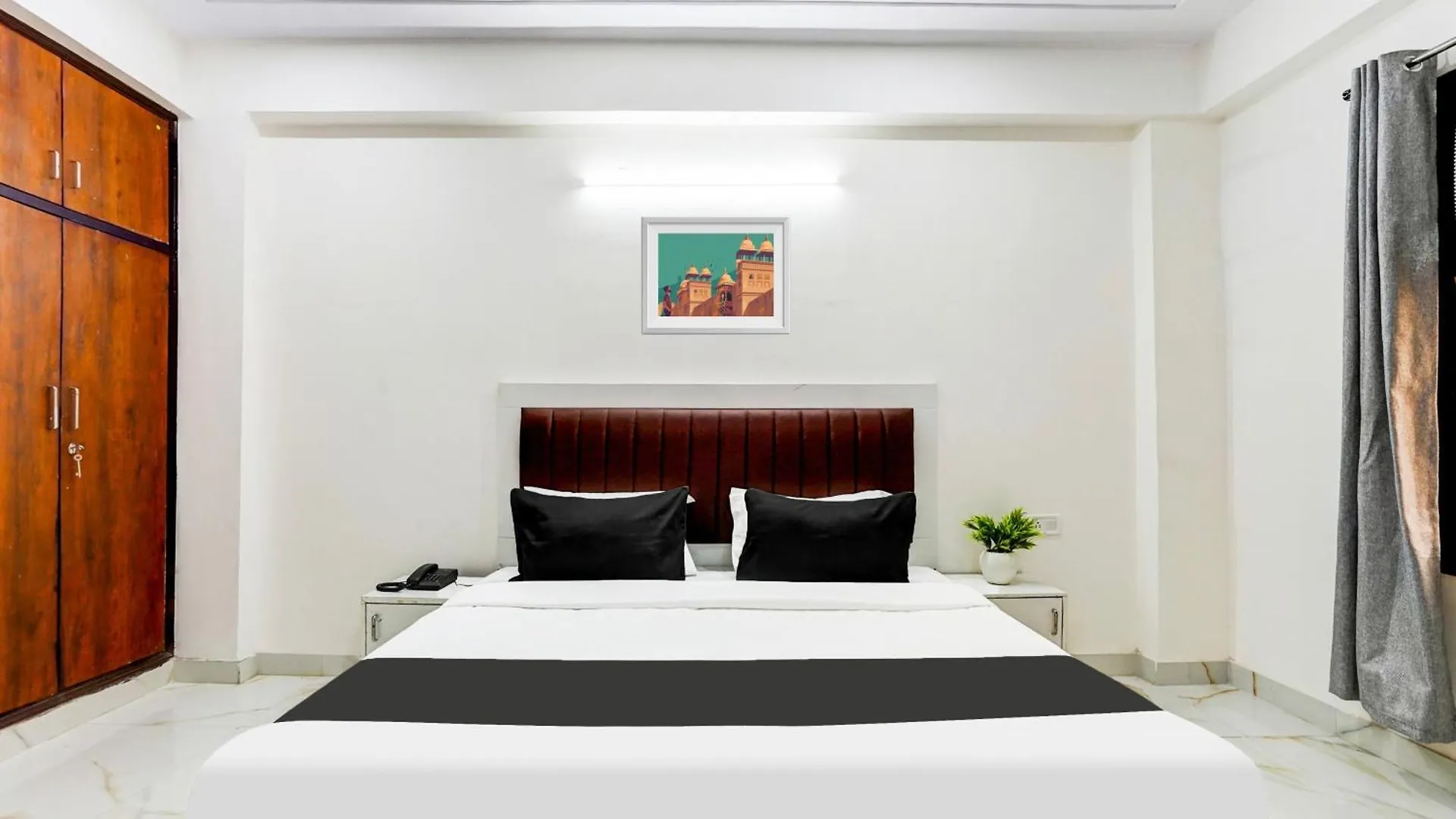 ***  Hotel O Premium Rooms Delhi  India